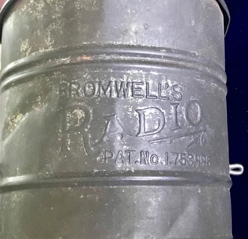 Yellowonetsy's tweet photo. 1930's Bromwell's Radio flour sifter with green wooden handle. In antique condition. Great kitchen decor! For sale at https://t.co/eNfH8fSSUN. #floursifter #antiquedecor #antiquekitchen #kitchendecor #vintageshowandsell #kitchen #cooking #antiques https://t.co/RqUf7mrIAO