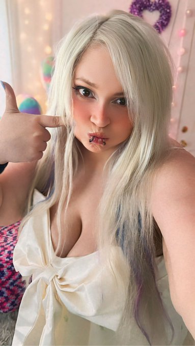 Studio shoot for you, Daddy 🤍🩵 https://t.co/CjNBaLyfyE