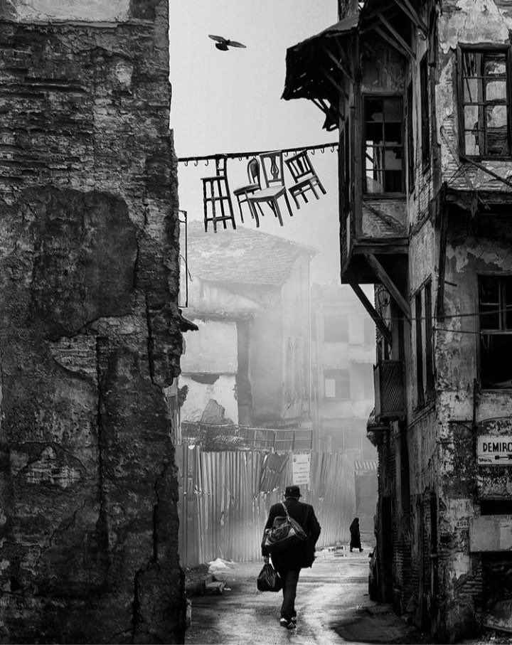 “zarif insanların en büyük yanlışı aşırı
  empati kurmalarıdır.
 
  ne bu kekre dünya bu kadar hassasiyeti 
  kaldırır, ne de bu vasat insanlar bu kadar
  inceliği…”
  .