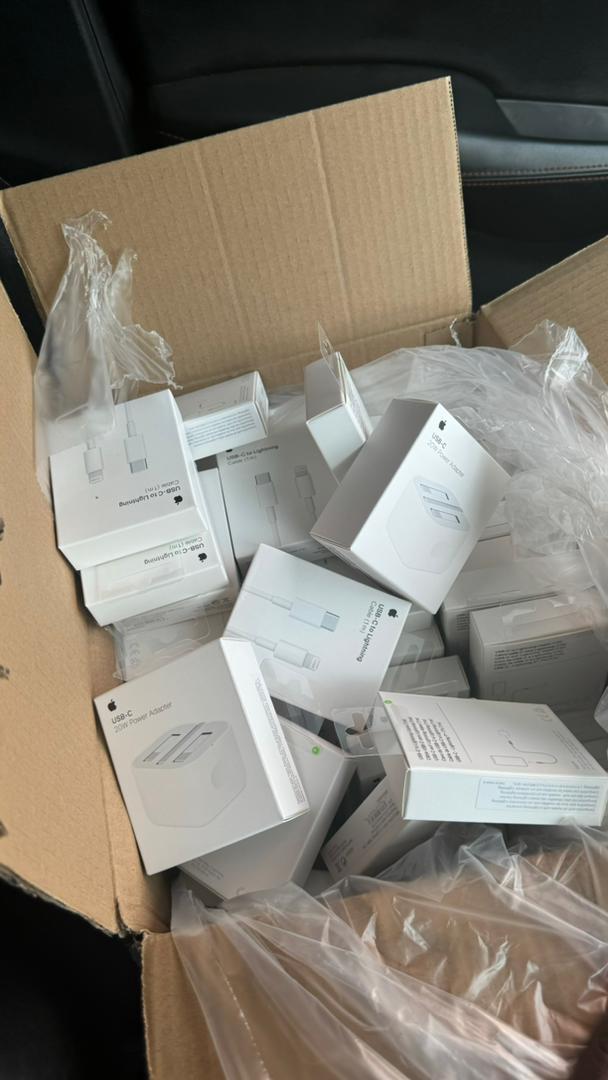 Curtis_Truth's tweet photo. Original 🇺🇸 Iphone Chargers
K65,000 for the set
K20,000 C- Lightening cable
K45,000 Brick
0887760195
📍BT ...(Can send anywhere) https://t.co/1JgroTc0NT