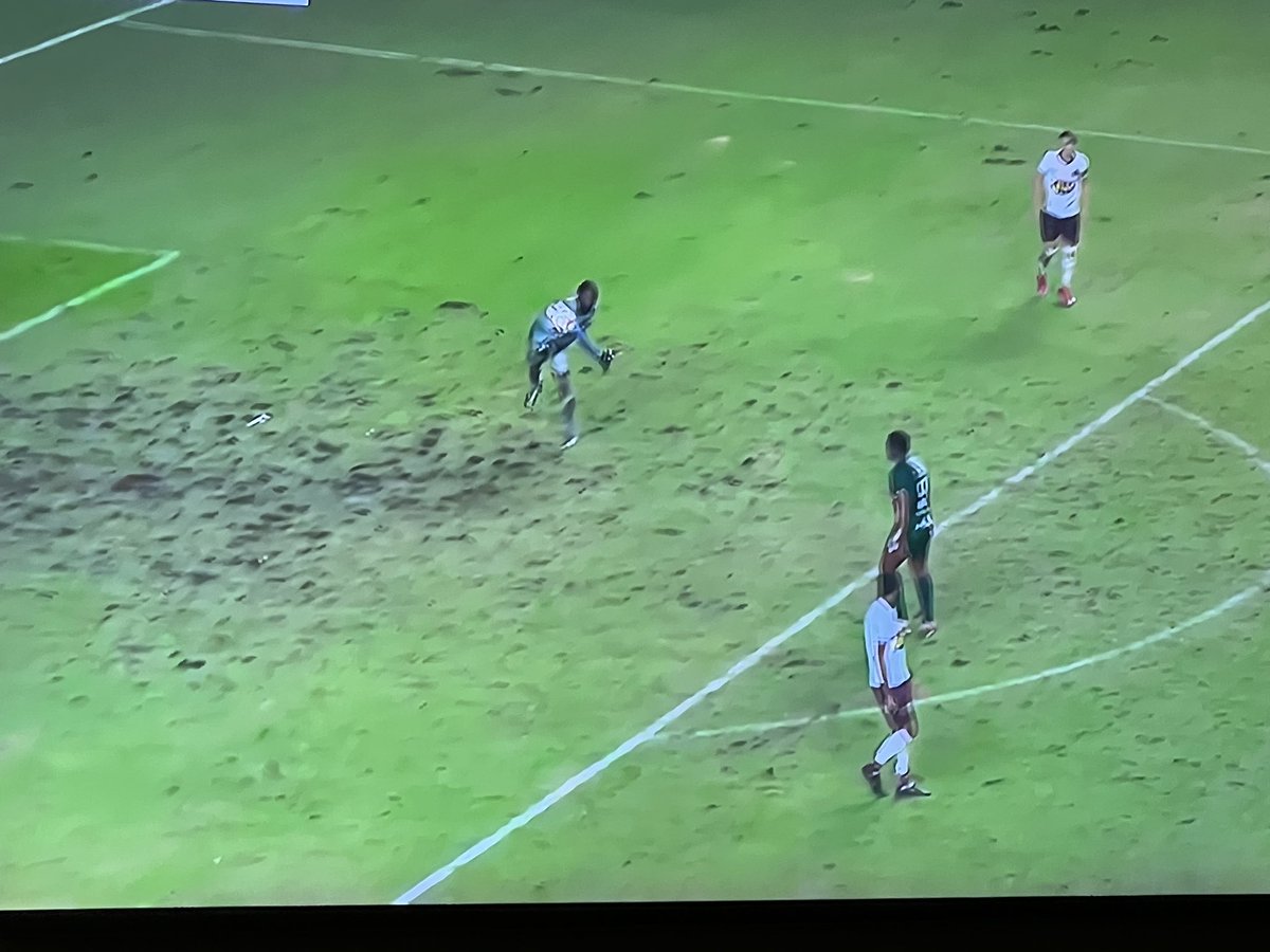 mirafilho's tweet photo. Chove bem na grande Vitória.

Jogo rolando no estádio Kleber Andrade. @PortoVitoriaEC e @desportiva1963 duelam pela #CopaES. 

Gramado castigado. @FortalezaEC e @Cruzeiro jogarão aqui segunda feira. https://t.co/9H6BkLOYj3
