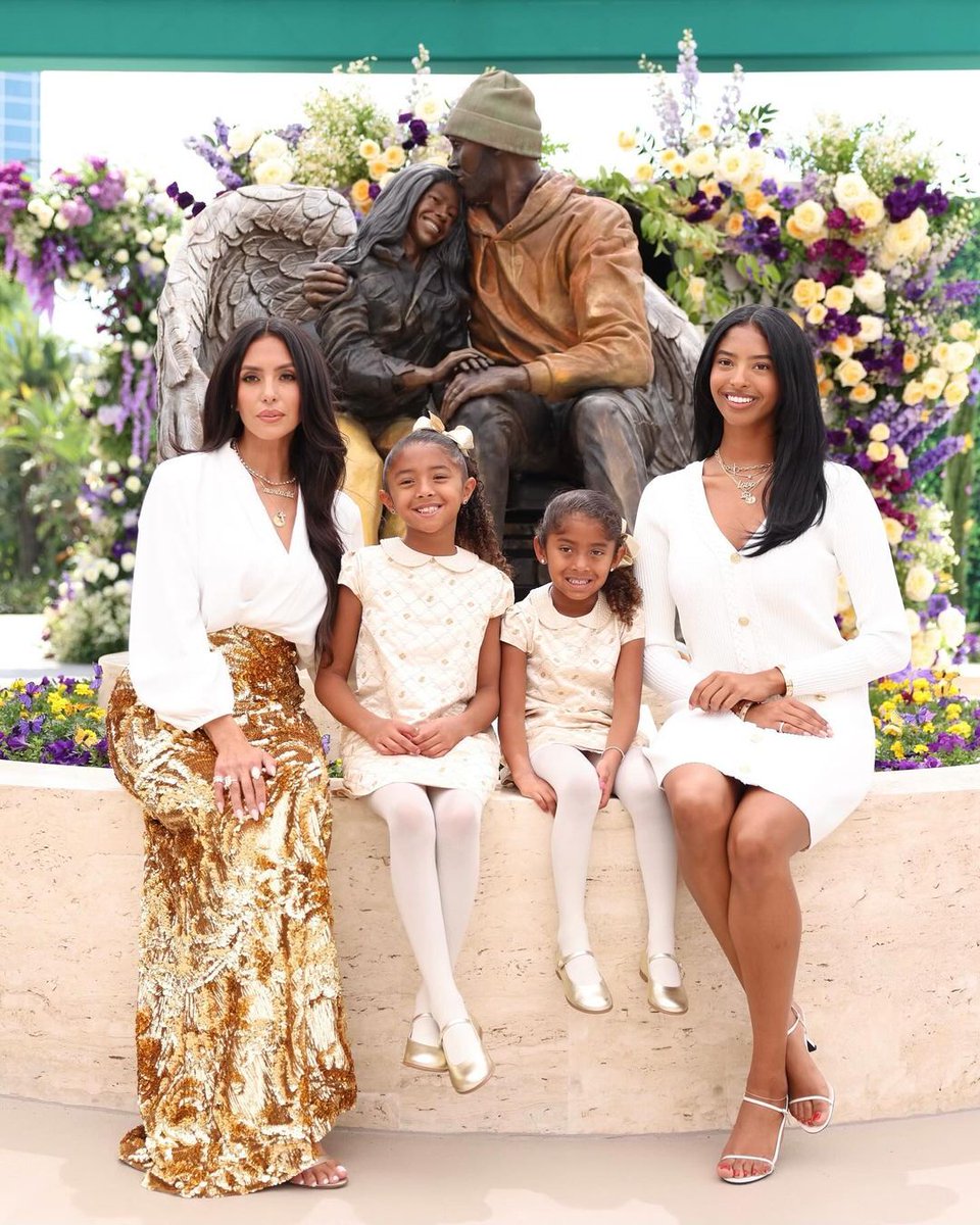 The Bryant family at Kobe and Gigi's statue ❤️

(via <a href="/Lakers/">Los Angeles Lakers</a>)