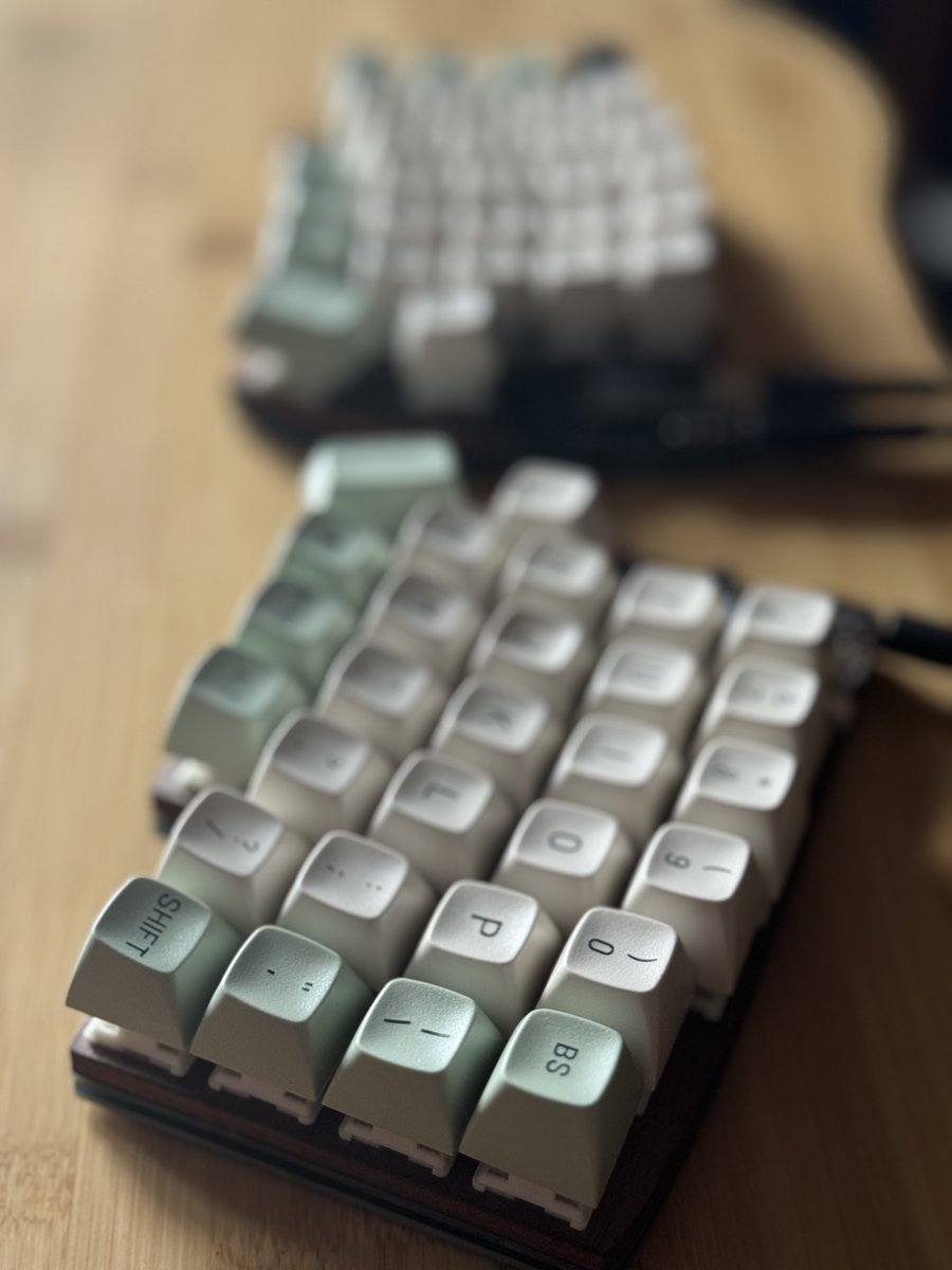 Beautiful new keyboard arrived.
Crafted by <a href="/1337keyboards/">1337 Keyboards ⌨️</a>