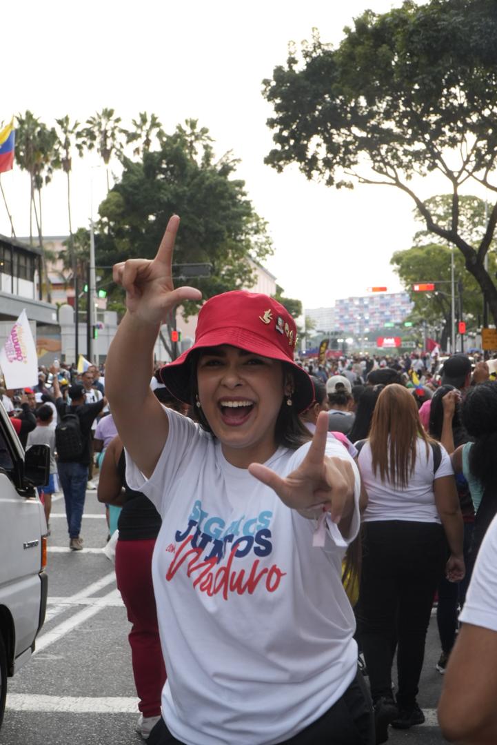 ¡Hola! ¡Hola! 
Hoy nuestra Secretaria General <a href="/Grecia_Jpsuv/">Grecia Colmenares</a> marchó con las #MujeresDePaz que se movilizaron a Miraflores a llevar su Amor y Lealtad al Presidente <a href="/NicolasMaduro/">Nicolás Maduro</a>.

#2Ago