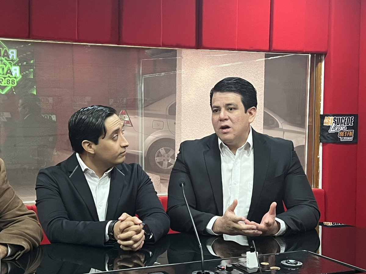 AIAGto's tweet photo. Agradecemos a @AsiSucedeLeon y a su conductor Jesús Padilla, por la entrevista para hablar sobre la iniciativa de reforma a la ley que regula a los agentes inmobiliarios, en la que participó nuestro Pdte @gabriel_poncef y los titulares del despacho jurídico @InLexBajio https://t.co/SlTU5vBPoj