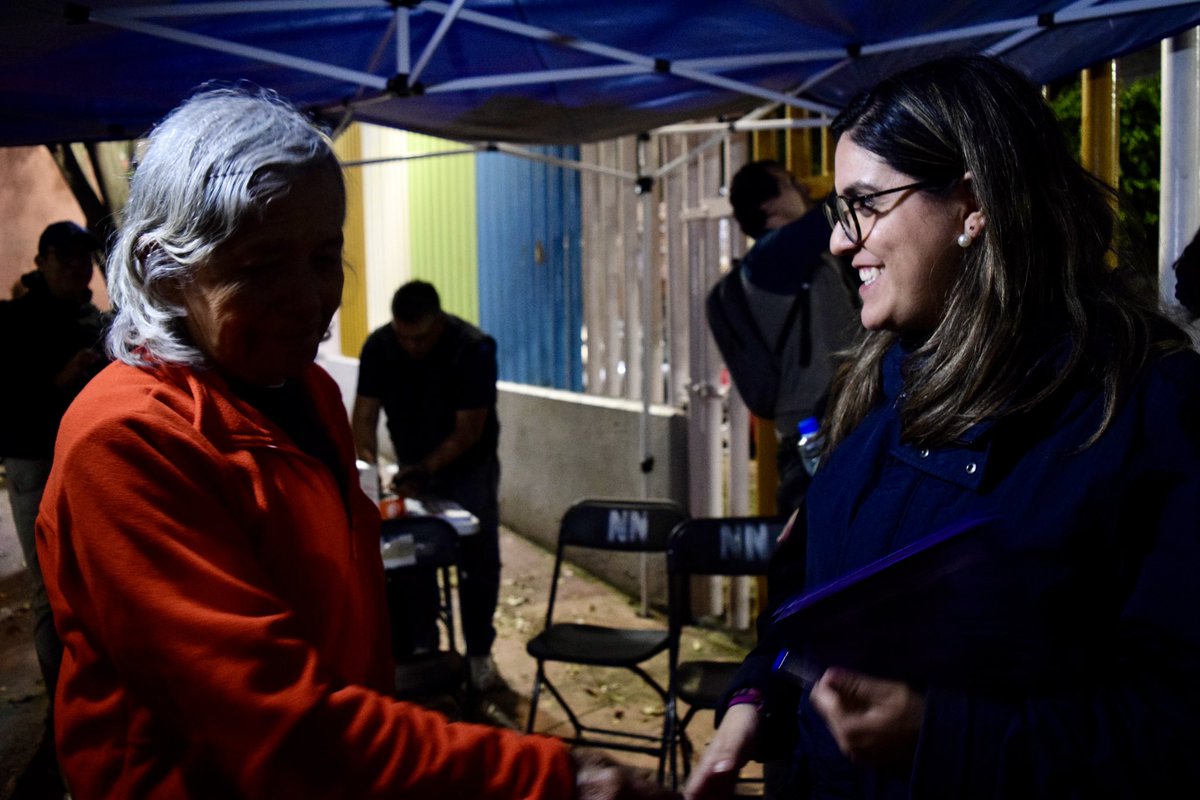 Ceci_vadillo's tweet photo. El sentido de las asambleas es tomar decisiones colectivas, para democratizar nuestra vida cotidiana 🤝🏻

Ayer en la colonia #DanielGarza establecimos diálogo circular entre todas y todos. 

Prometimos volver en 3 meses a reportar los avances de los compromisos que acordamos 🫡 https://t.co/NNDfkzlSKr