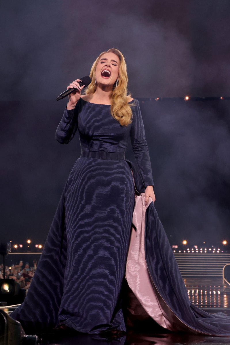 AdeleAccess's tweet image. Mother is in the house 🖤
#AdeleinMunich