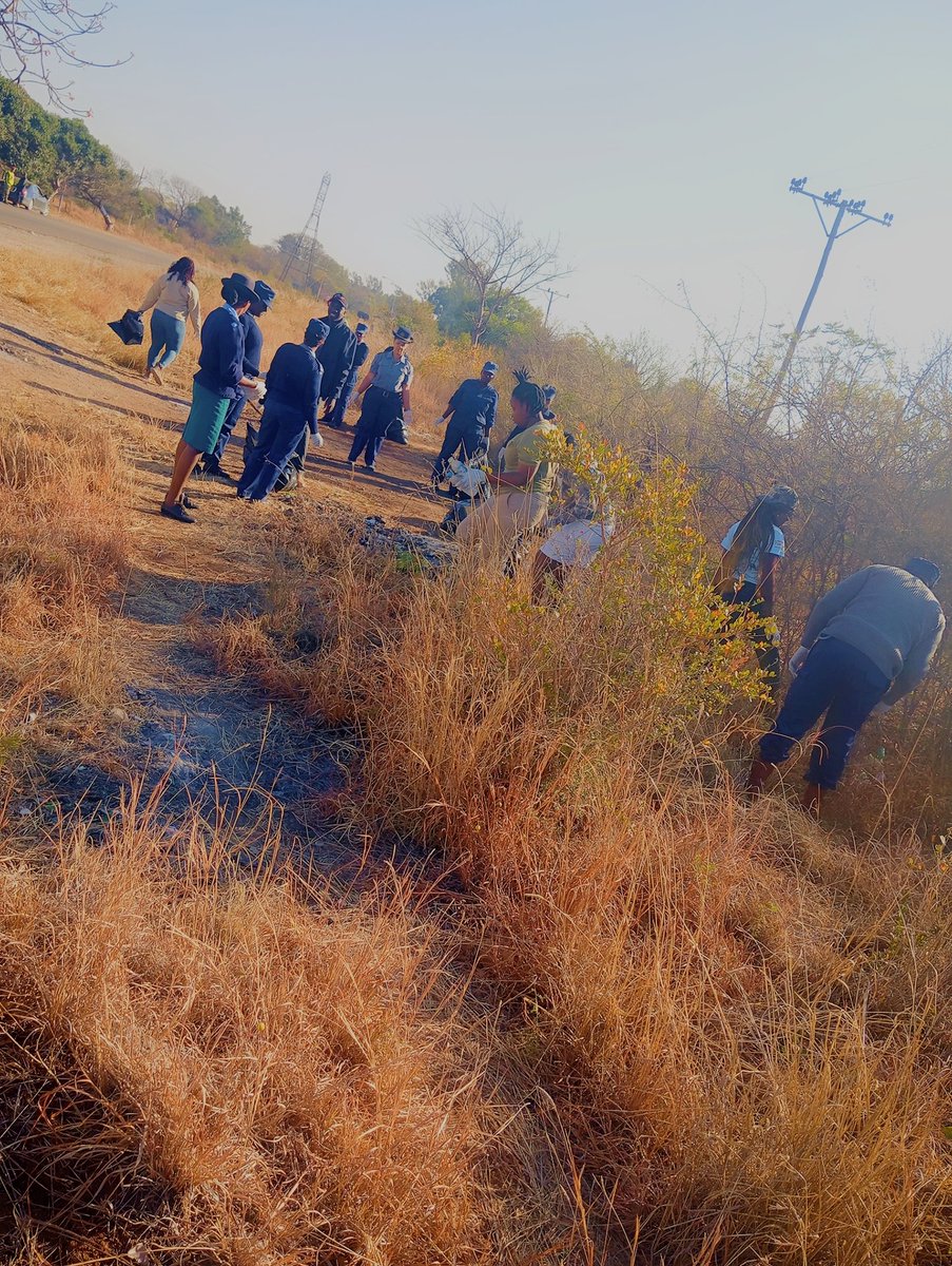 TMhodi's tweet photo. Matopo cleanup campaign today...
100+ individuals collected 50+ bags of litter along 2km of Matopo Road. Minister Dr. Ndlovu &amp; youths emphasized the importance of keeping Zimbabwe clean.
@MatSouth_Live, @SkyzMetroFM
#MatopoCleanup #KeepZimbabweClean" https://t.co/yTF2pY7nwR