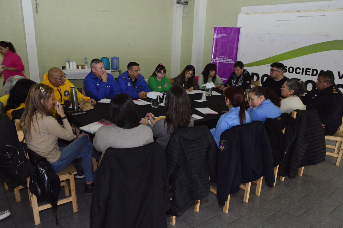 andreaferraciol's tweet photo. 🟠 3° SESIÓN DEL COPLA 🟠
🫱🏻🫲🏻 Nos reunimos en la Comisión Vecinal #BarrioDonBoscoII , para una nueva sesión del Consejo , dando cumplimiento a la Ord. N° 11304.
👥 Con la presencia de los distintos organismos del Estado y Org. Civiles @GiovanettL #Consumosproblematicos https://t.co/QKL4gEO7eF