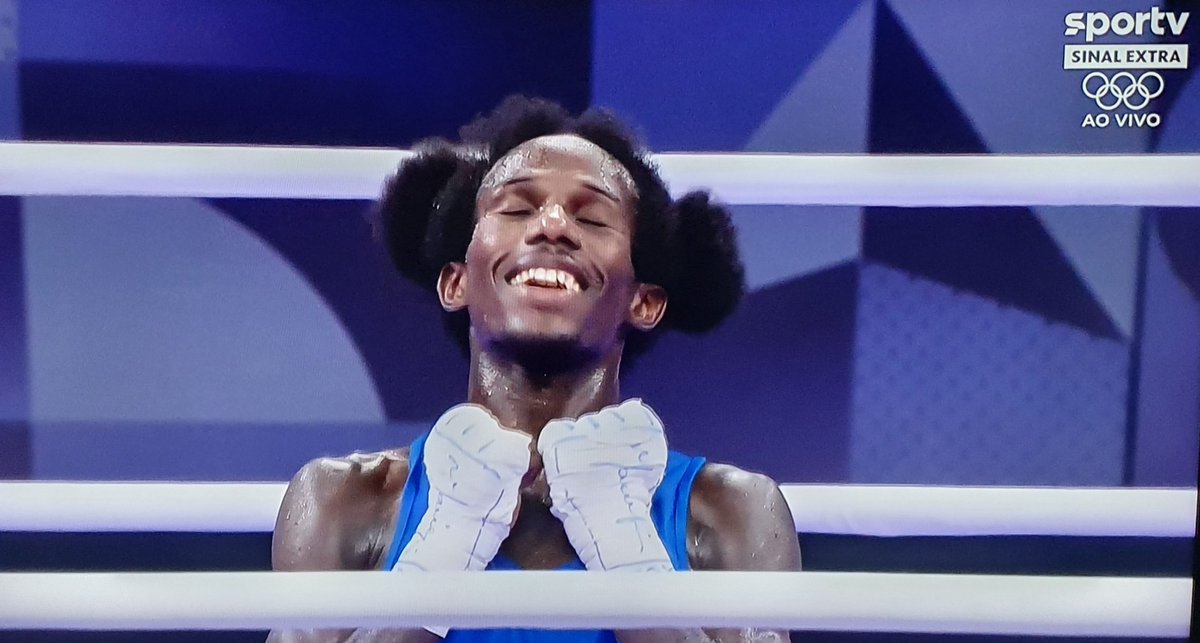 marciohmmelo's tweet photo. 🤩 QUE NOTÍCIA MARAVILHOSA!

Nossos irmãos de língua portuguesa do Cabo Verde 🇨🇻 conquistam sua 1ª MEDALHA OLÍMPICA DA HISTÓRIA com a vitória de David de Pina sobre Patrick Chinyemba de Zâmbia pelas quartas de final da categoria até 51kg do boxe 🥊! Olha o estilo dele!
#Boxing https://t.co/8Ny3MgcZWL