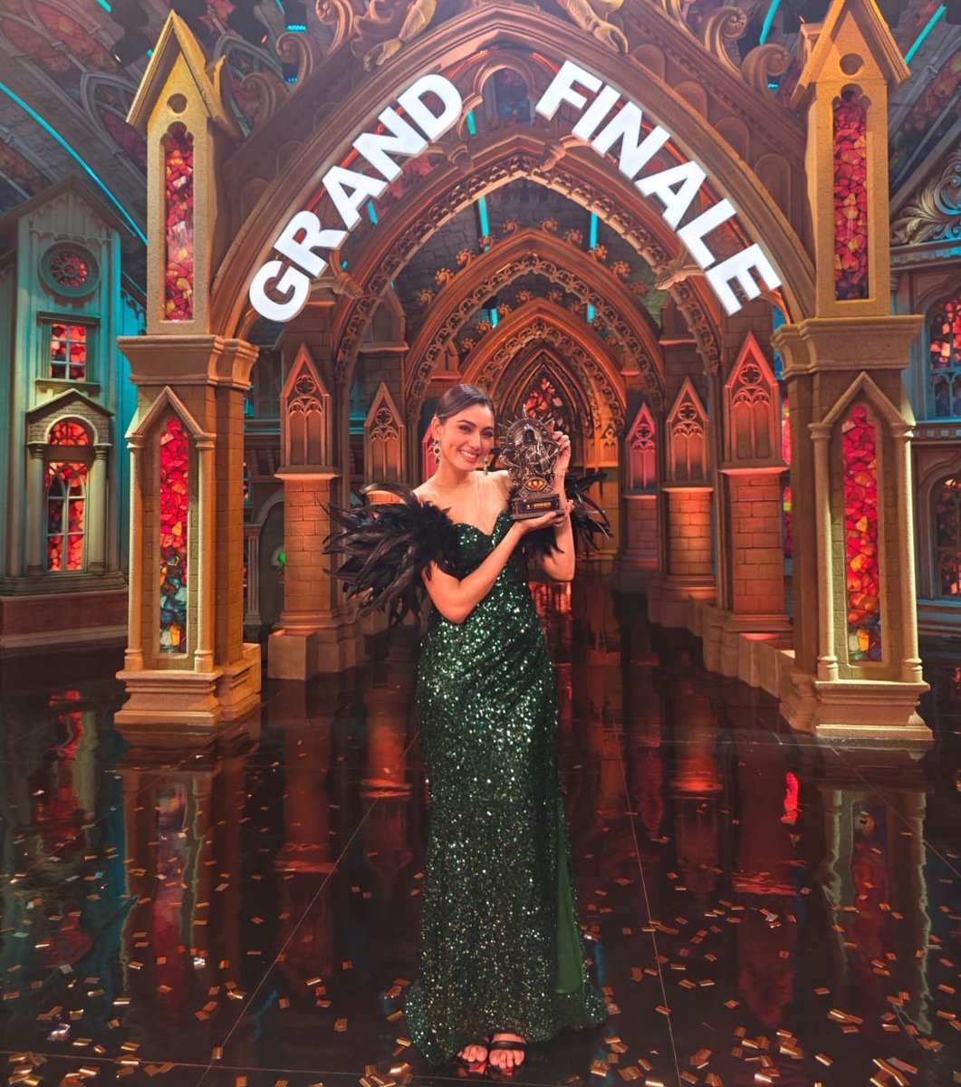 TheKhabriTweets's tweet photo. #SanaMakbul with #BiggBossOTT3 trophy https://t.co/CsgzUvF8pp