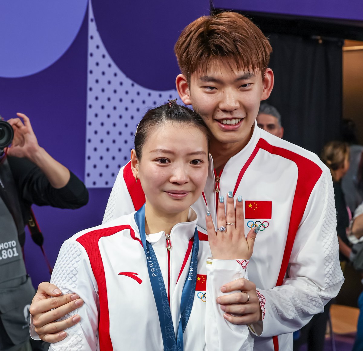 bwfmedia's tweet photo. A gold medal and a ring. 🥇💍

What a memorable day for 🇨🇳 Huang Ya Qiong at #Paris2024! 🫶

#Badminton #Olympics https://t.co/NZzHZi6m5H