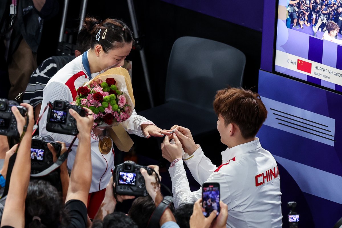 bwfmedia's tweet photo. A gold medal and a ring. 🥇💍

What a memorable day for 🇨🇳 Huang Ya Qiong at #Paris2024! 🫶

#Badminton #Olympics https://t.co/NZzHZi6m5H