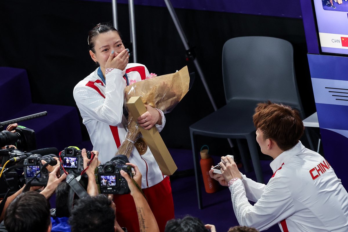 bwfmedia's tweet photo. A gold medal and a ring. 🥇💍

What a memorable day for 🇨🇳 Huang Ya Qiong at #Paris2024! 🫶

#Badminton #Olympics https://t.co/NZzHZi6m5H