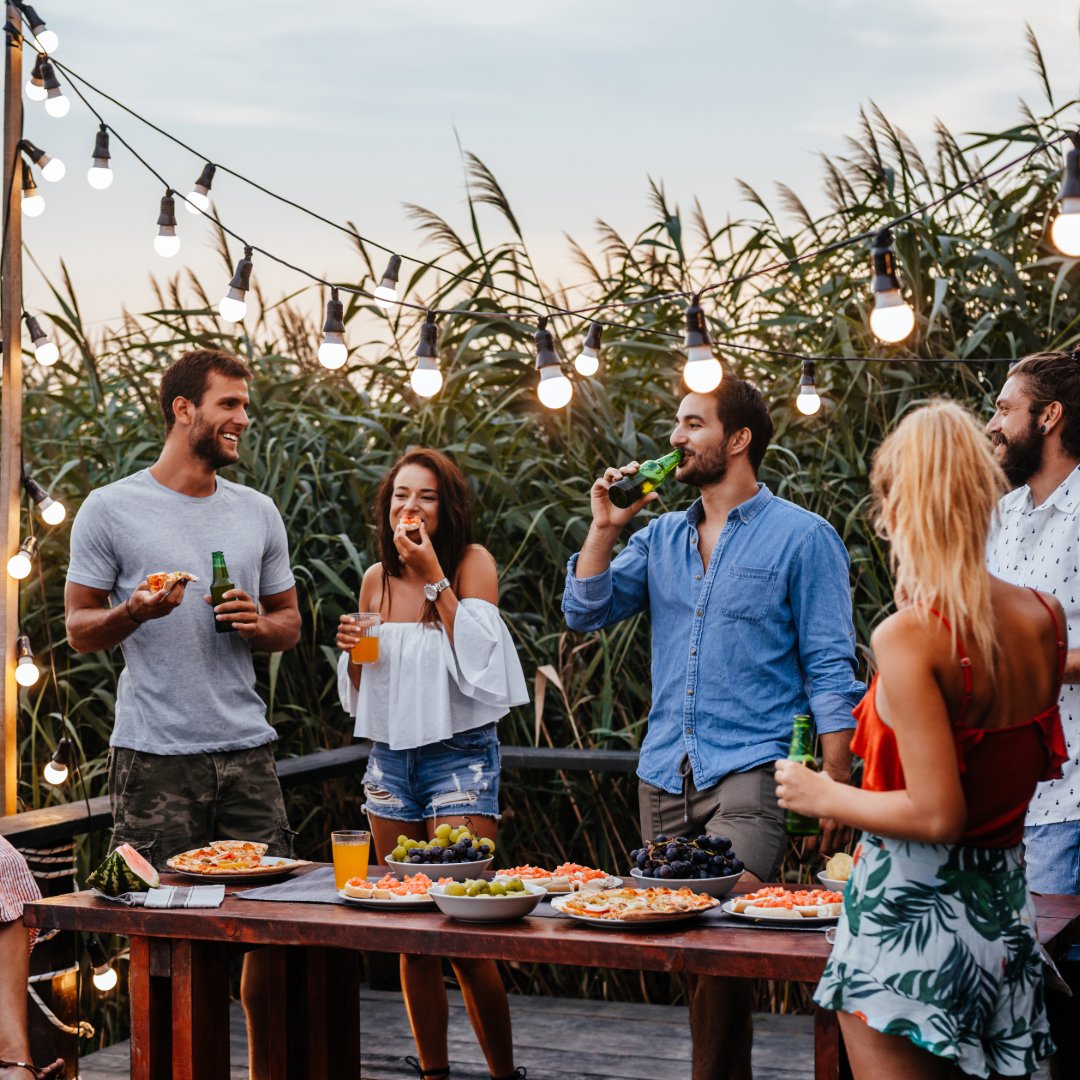 Booking a private chef experience doesn't have to mean a sit down dinner. Many of our talented chefs offer some incredible Cocktail Party events! From laidback gatherings of 10 to fancy parties of 100 - we've got you covered!