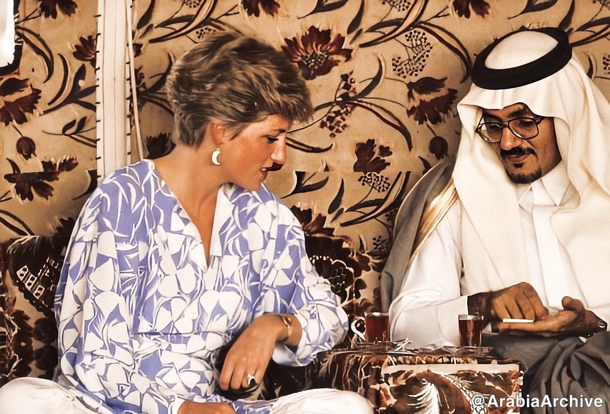 ashiq_almadi's tweet photo. الاميرة ديانا في نزهة بريه قرب #الرياض أثناء زيارتها الى المملكة العربية السعودية عام ١٩٨٦م 
- من الأمير الذي برفقتها؟ https://t.co/lQPUzqGJ1n