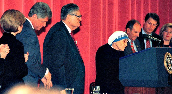 The most courageous speech in history was given by a 4 ft 11 in Catholic nun at The National Prayer Breakfast in 1994. 

The speaker, was Saint Mother Teresa. To her right were the Clinton’s. To her left the Gore’s. 

Chilling quotes from her speech 🧵