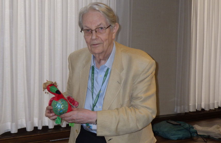 Gurdur's tweet photo. The very famous Colin Smythe, the first publisher then literary agent to 'discover' Terry Pratchett (published his first 3 novels, starting with "The Carpet People"), together with the famous #Megapode, who travels from convention to convention https://t.co/LpFP73iX5A