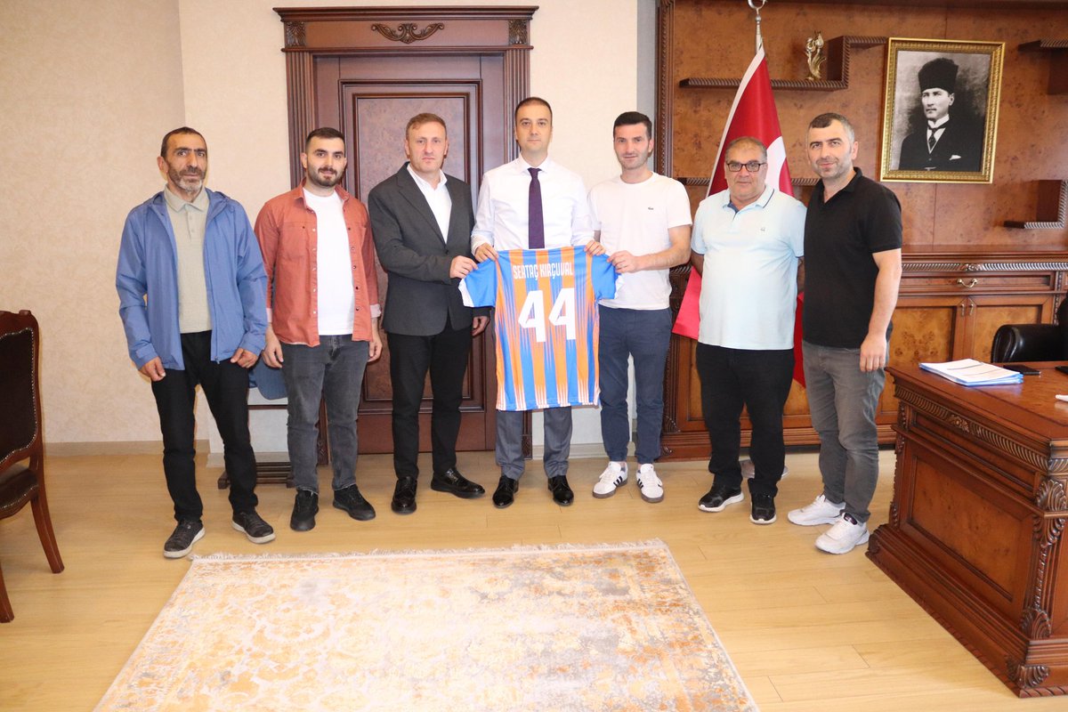 MadenliSpor's tweet photo. HAYIRLI OLSUN ZİYARETİ...
İlçemizde göreve yeni başlayan Kaymakam Sn. Sertaç KIRÇUVAL'a hayırlı olsun ziyaretinde bulunup takımımızın formasını hediye ettiler.

Ziyarette, mevcut ve devam eden projelerden bahseden yönetimimize Sn. KIRÇUVAL destek olmak istediklerini belirttiler. https://t.co/LP8lPWo5Z8