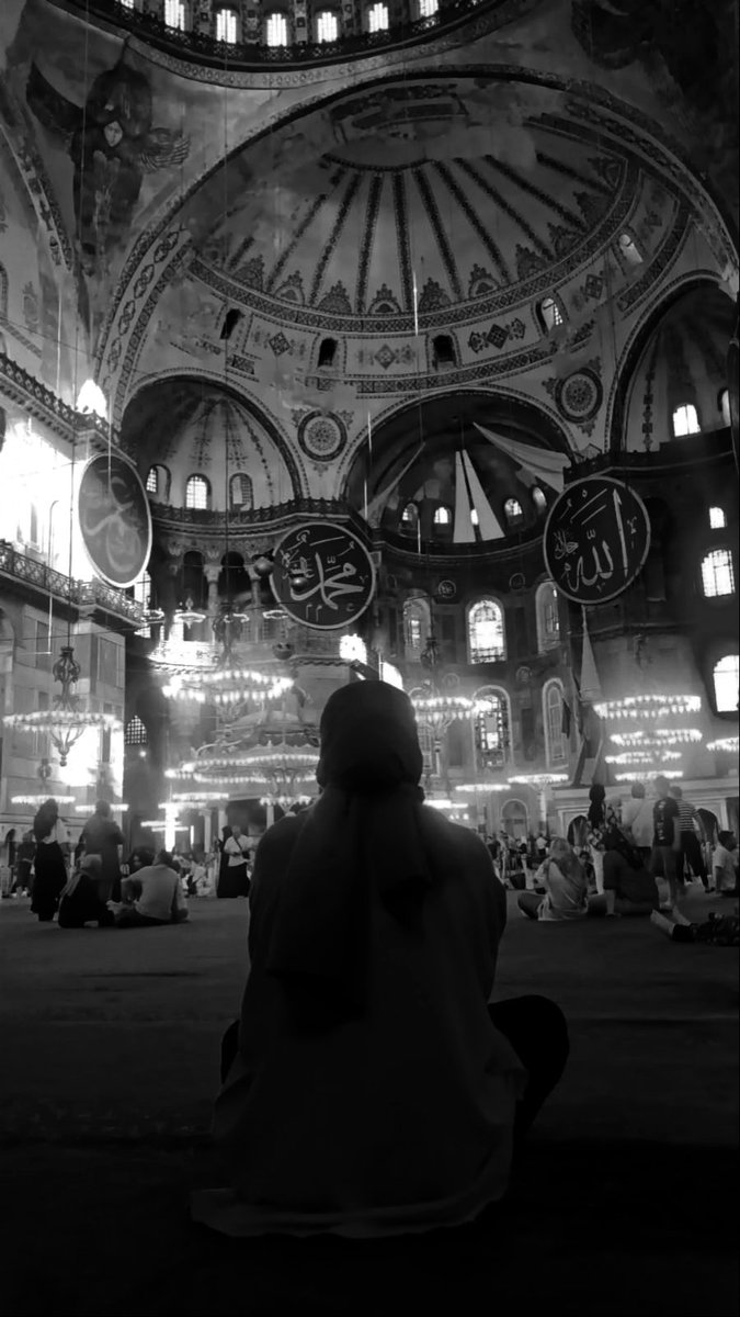 "Asla ölmeyen ve hay olana tevekkül et."
Furkan/58