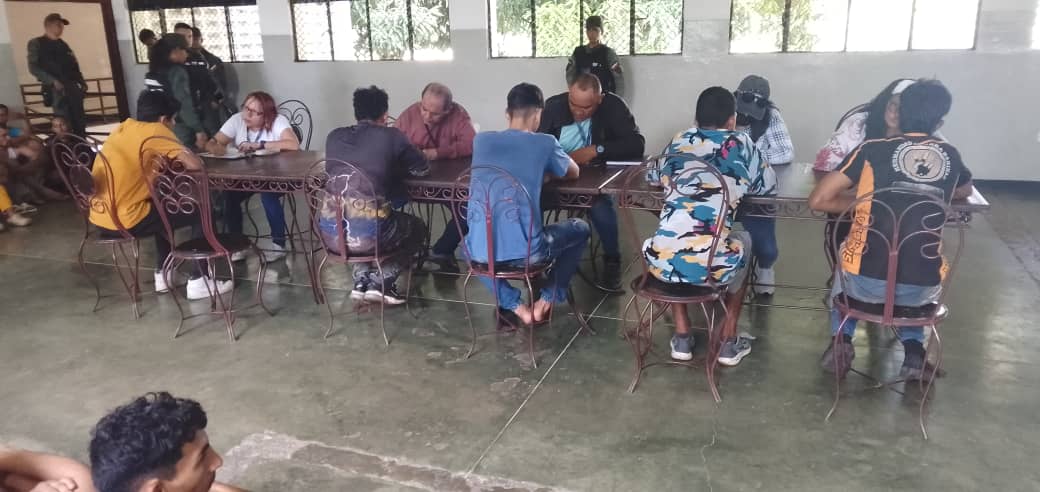 1).- <a href="/defensoria_guar/">Defensoria Guarico</a> se comisiona hasta la Sgda CIA del Destacamento 341de la GNB a los fines de entrevistar a los detenidos por disturbios públicos y a constatar el respeto de sus Derechos Humanos <a href="/aruizddp/">Alfredo Ruiz</a> <a href="/Defensoria_Vzla/">Defensor del Pueblo</a>