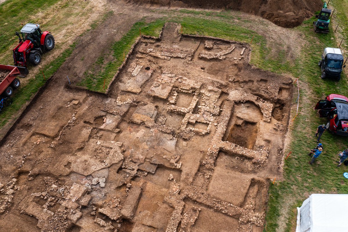 Now we have finished the summer! session on the medieval manor it is time to return to the large enigmatic Roman enclosure at Slimbridge where we appear to have a large warehouse built over an earlier 1-3rd century bathhouse. Places still available. Will we find the main villa?