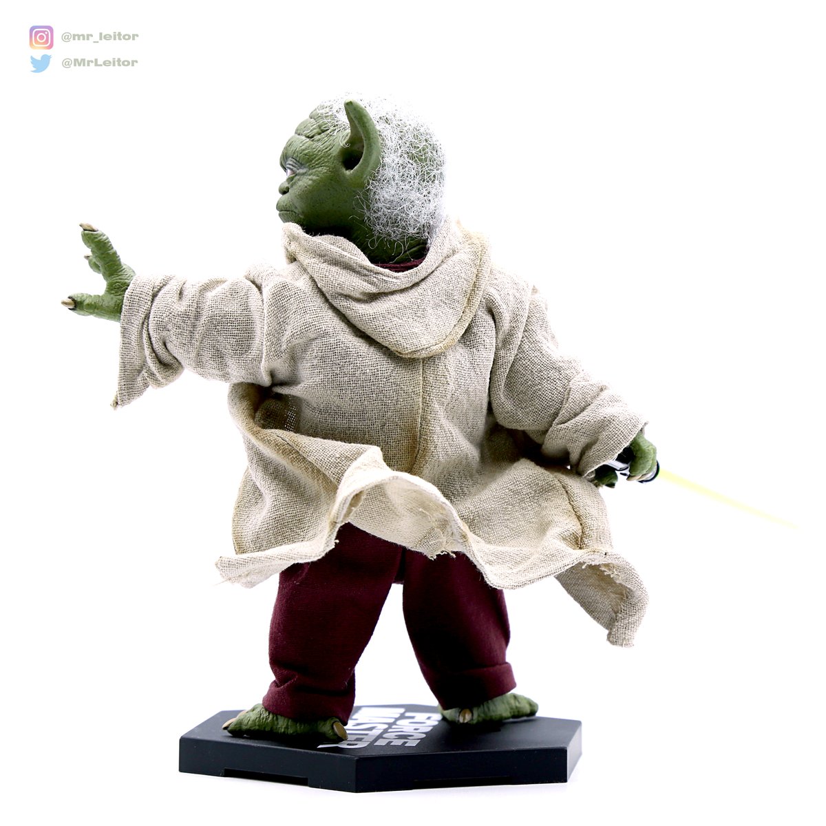MrLeitor's tweet photo. La ropa está muy cuidada e incluso lleva alambres en las mangas.
La pintura es muy muy detallada, sobre todo en manos y pies.
#TwelveWorld #ForceMaster #Yoda #StarWars #FotoReview https://t.co/vLJ3AEnd0x