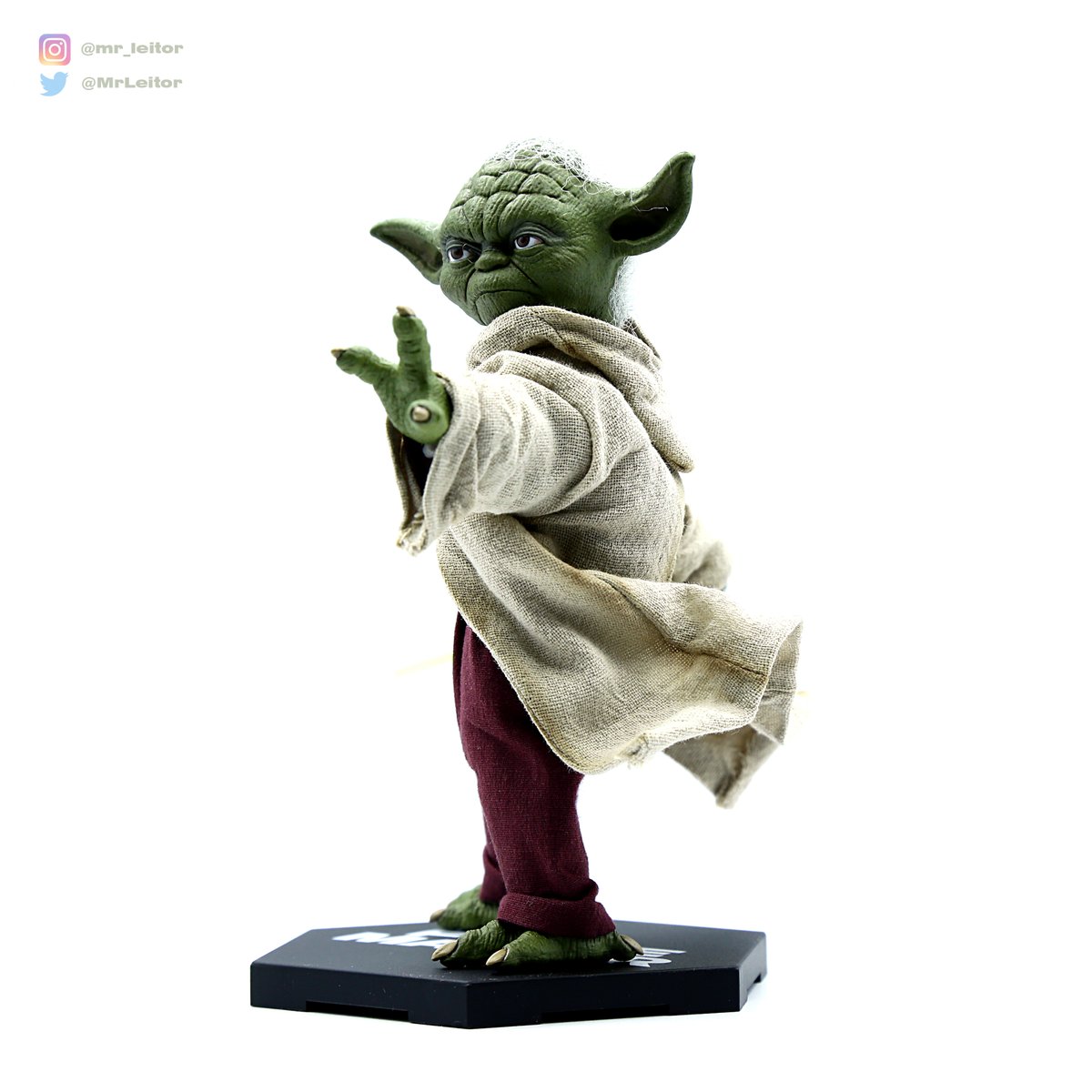 MrLeitor's tweet photo. La ropa está muy cuidada e incluso lleva alambres en las mangas.
La pintura es muy muy detallada, sobre todo en manos y pies.
#TwelveWorld #ForceMaster #Yoda #StarWars #FotoReview https://t.co/vLJ3AEnd0x