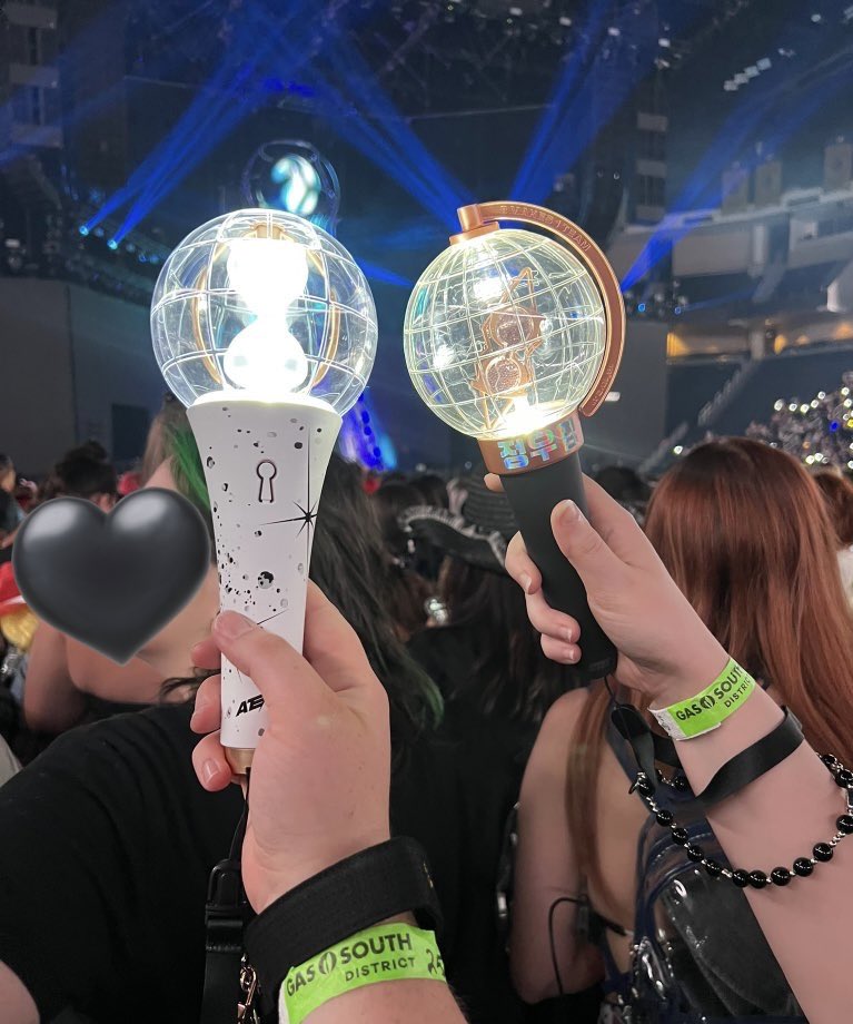 Atiny94's tweet photo. Plus, I got to see my college bestie experience Ateez for the first time! (my lightiny ver. 1 even got some use!!) https://t.co/N3gbmeez0p