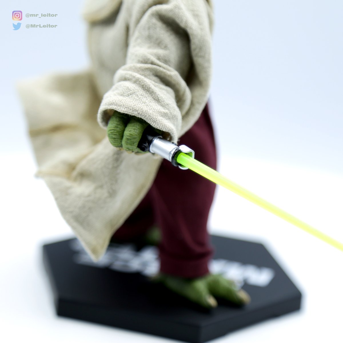 MrLeitor's tweet photo. La base es muy pequeña y parece tener algo de peso extra para ganar peso en las poses aéreas.
El detalle del sable no está nada cuidado.
#TwelveWorld #ForceMaster #Yoda #StarWars #FotoReview https://t.co/KCH1BUFdOv