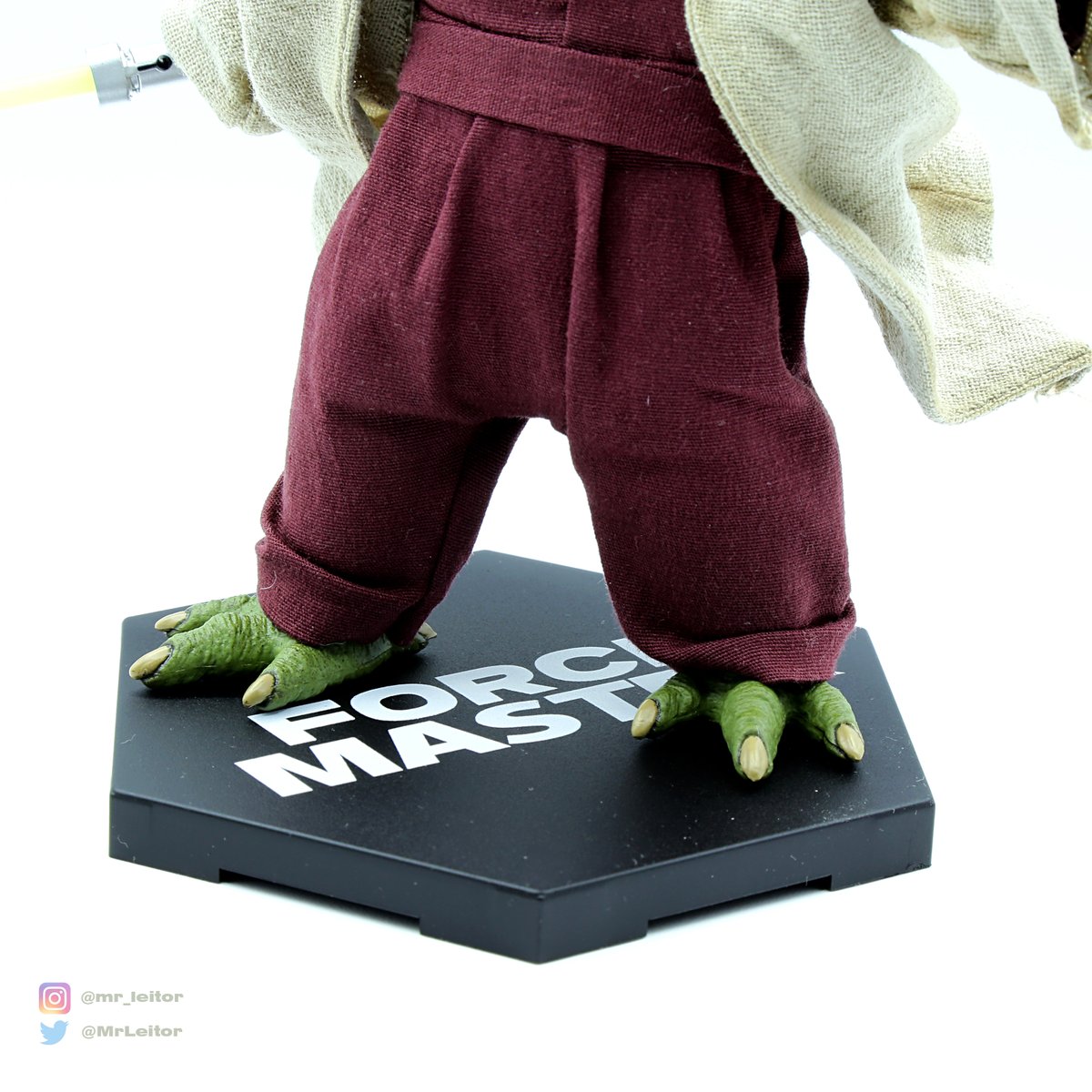 MrLeitor's tweet photo. La base es muy pequeña y parece tener algo de peso extra para ganar peso en las poses aéreas.
El detalle del sable no está nada cuidado.
#TwelveWorld #ForceMaster #Yoda #StarWars #FotoReview https://t.co/KCH1BUFdOv