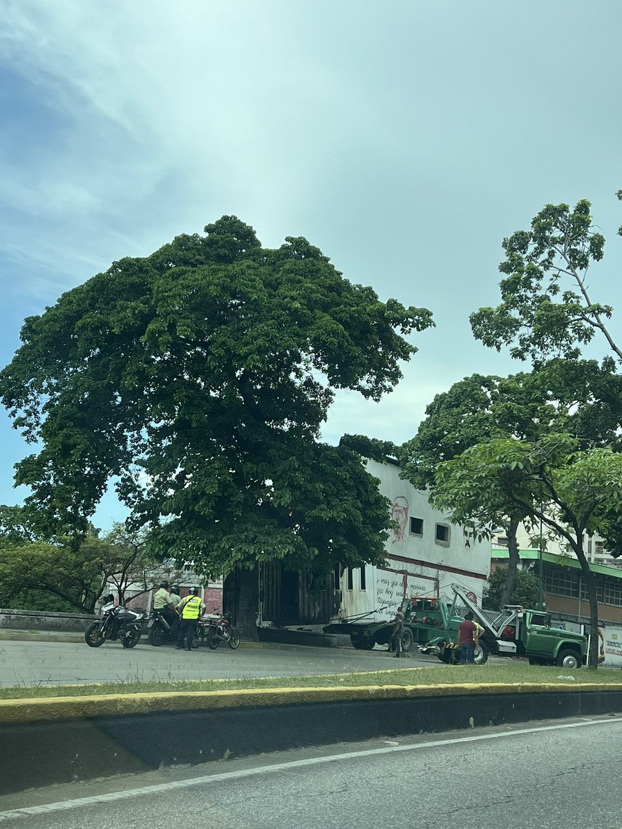 gabbybv's tweet photo. A la altura de la cementera en el valle desviando los carros https://t.co/BlDfmlCHet