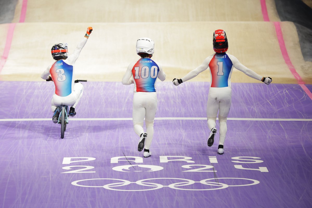 UCI_BMX_Racing's tweet photo. 🥇🇫🇷 JORIS DAUDET 🇫🇷🥇

@Paris2024 Men’s #BMXRacing Olympic Champion!

The 33-year-old HAS DONE IT! 😱

#Cycling #OlympicCycling #Paris2024 https://t.co/jgBfkhozSQ