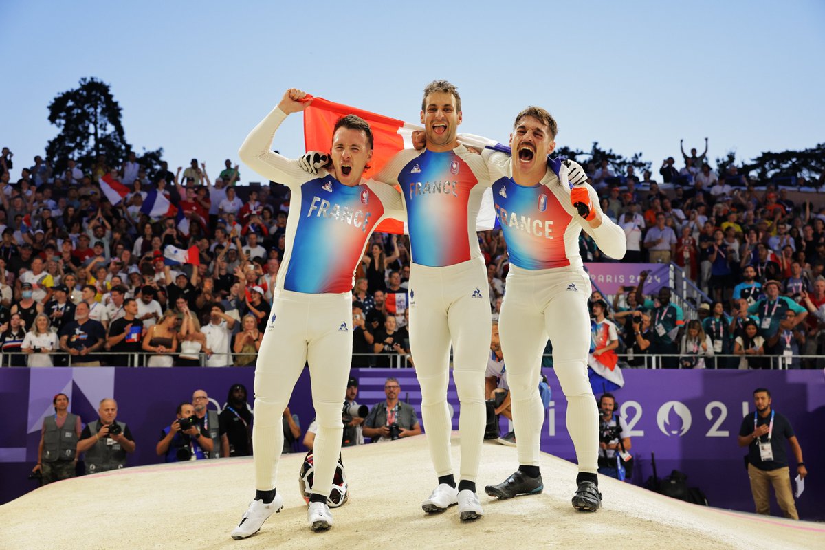 UCI_BMX_Racing's tweet photo. 🥇🇫🇷 JORIS DAUDET 🇫🇷🥇

@Paris2024 Men’s #BMXRacing Olympic Champion!

The 33-year-old HAS DONE IT! 😱

#Cycling #OlympicCycling #Paris2024 https://t.co/jgBfkhozSQ