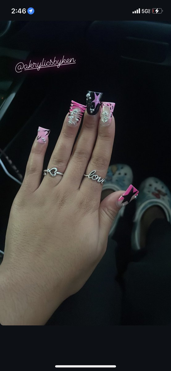 taiillorrr's tweet photo. y’all like my nails ? @ Akrylicsbyken on insta🥰 https://t.co/7yEiyij3Ei