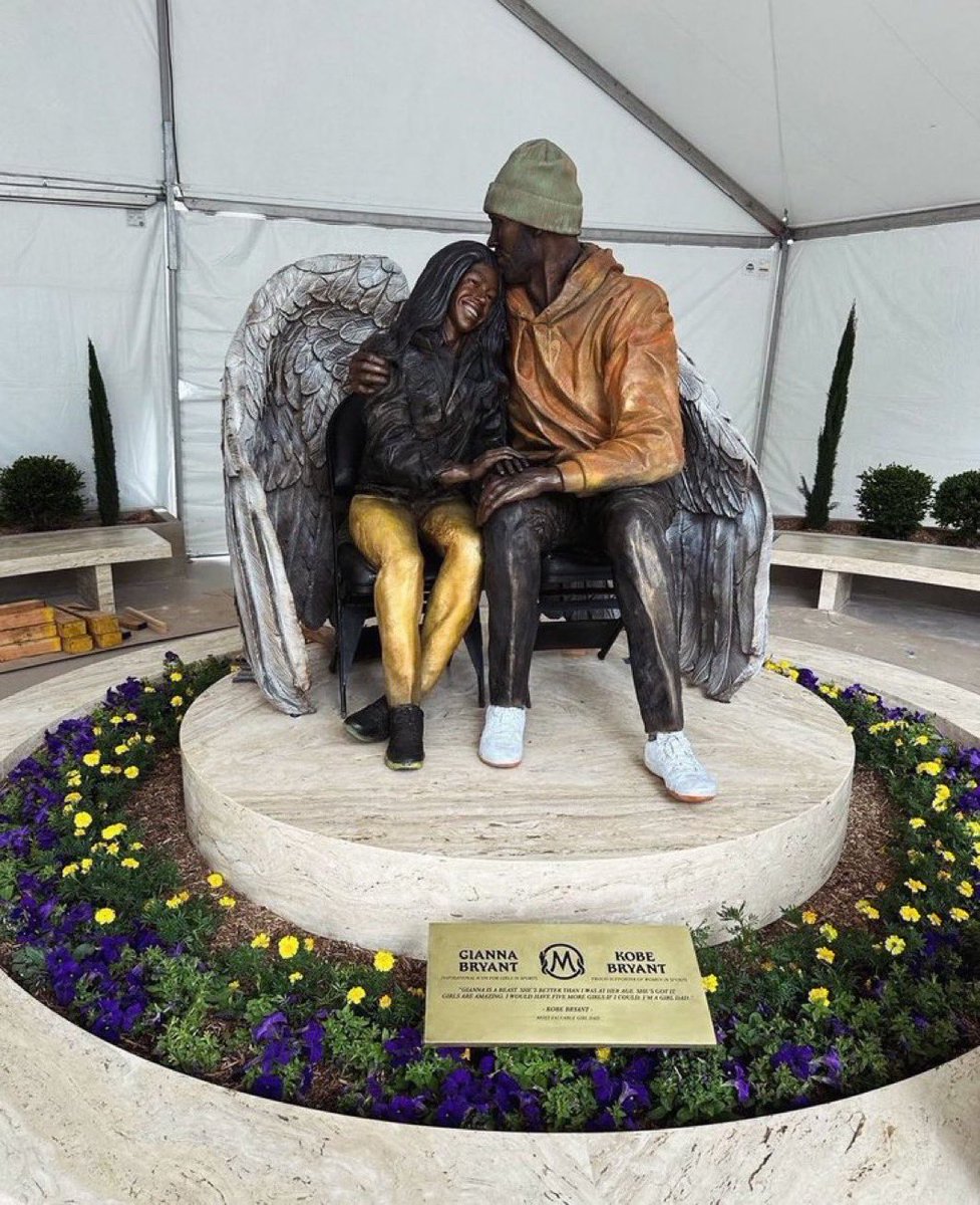 The Kobe and Gianna statue has officially been unveiled 💜💛♾️