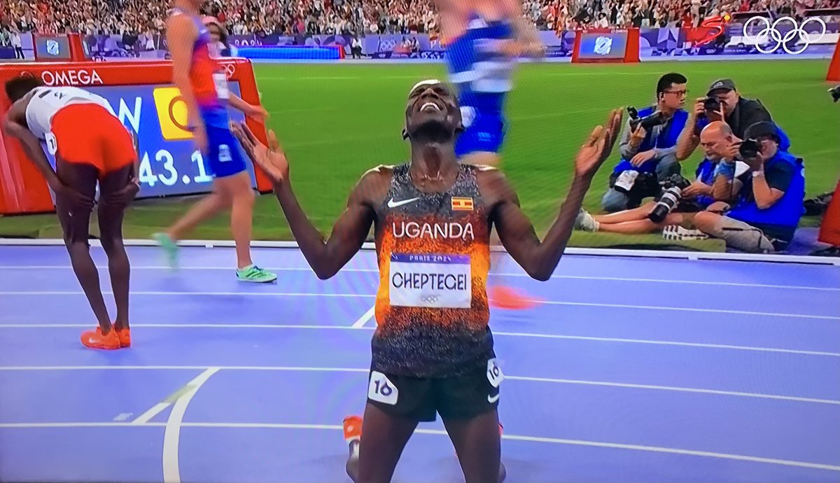 If it looks like Ugandan gold, if it runs like Ugandan gold, then it’s a Ugandan gold at #OlympicGames in the 10,000M. Joshua Cheptegei is
simply golden🇺🇬🔥🔥🔥🔥🔥
And a new Olympic record to boot🤯🤯🤯
