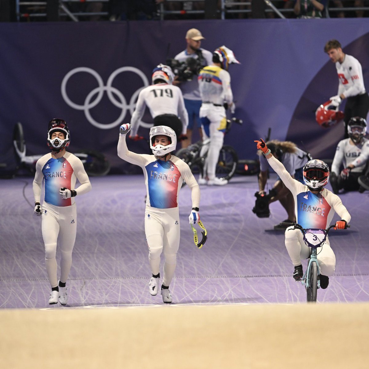 Un pour tous, tous pour un !

La France.