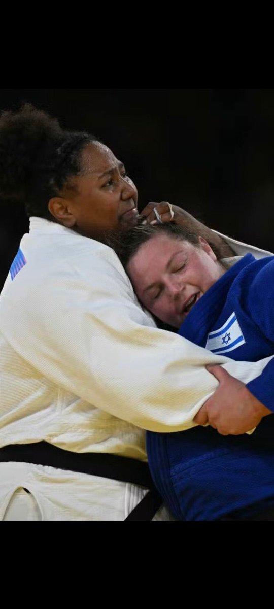 Que imagem maravilhosa. Que orgulho de carregar ambas essas bandeiras no coração. Duas heroínas! Viva o espírito esportivo. Viva a paz e a coexistência. Todos contra o racismo e o preconceito!