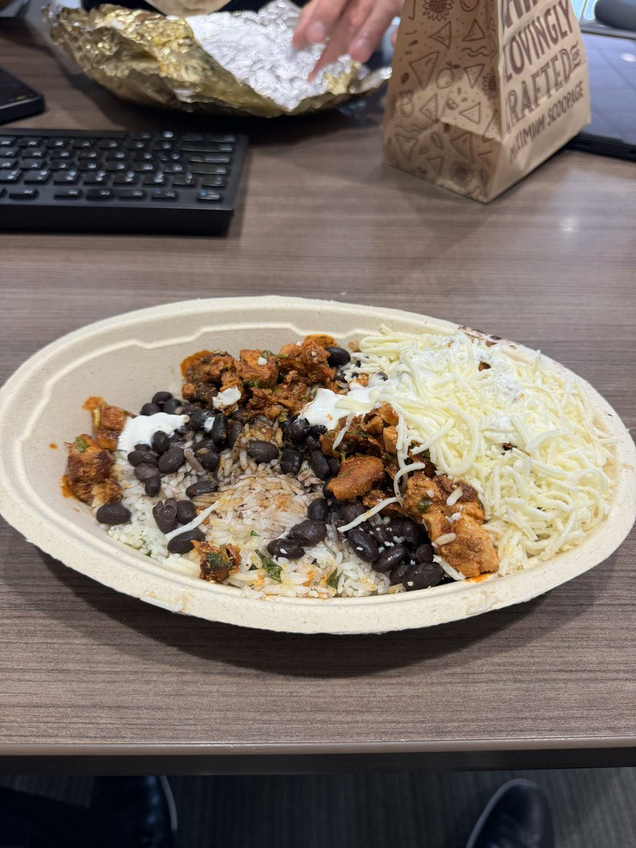 qntnr's tweet photo. @ChipotleTweets how is this a full bowl? https://t.co/fWZdH9GWUF