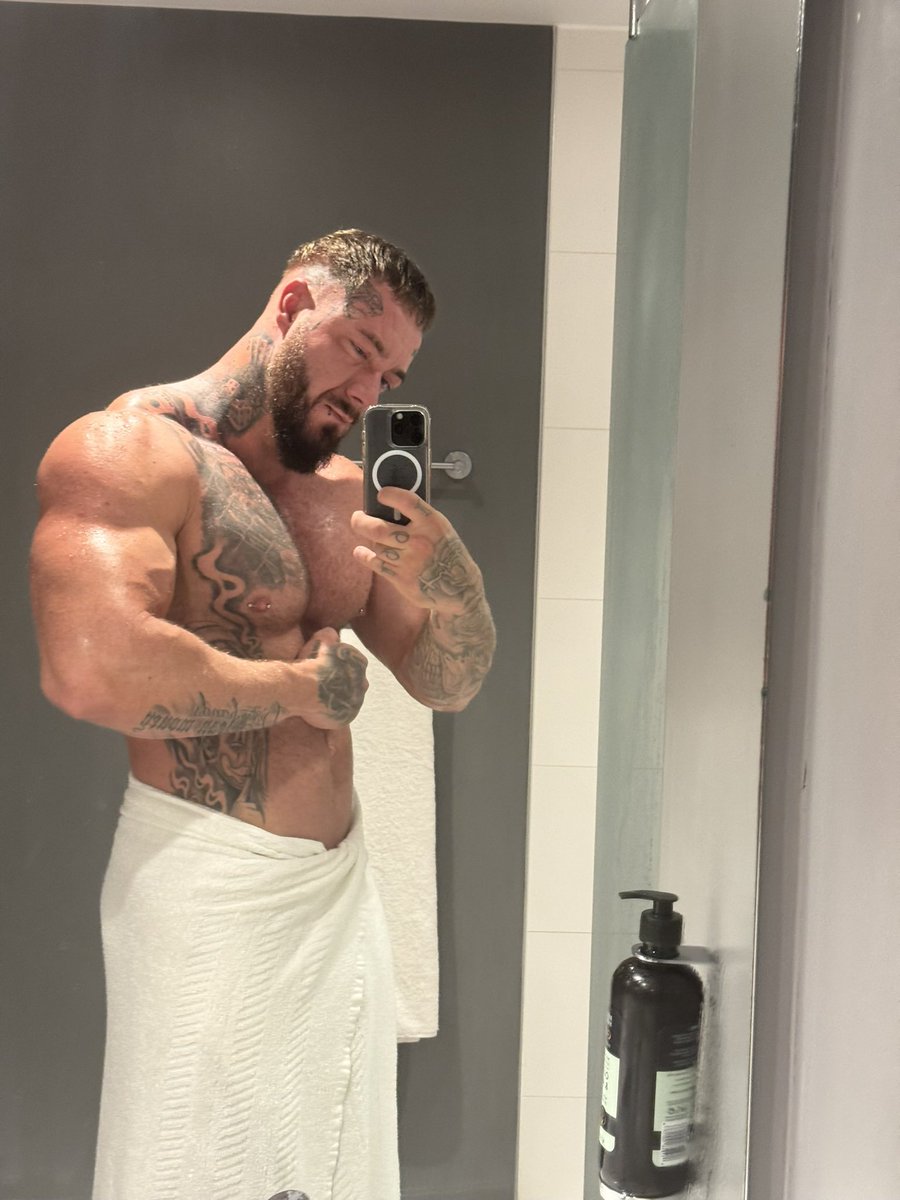 jaytheplasterer's tweet photo. Comment and repost and ill dm you the one without the towel ;) https://t.co/knJPyph0X0