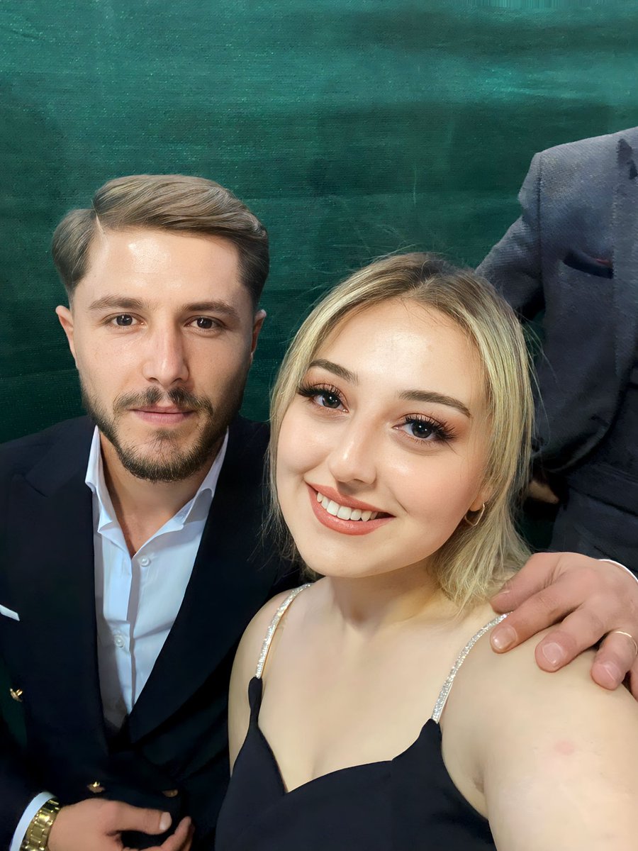 Bırak saçın sakalın birbirine karışsın bırak ellerin nasır tutsun,bırak ellerin kirli olsun ben senin o yorgun bakışlarında kendimi bulmuşum bunları gözüm görmez.
Yeter ki sen her daim yanımda ol gölgen eksik olmasın sevdiğim.🤍