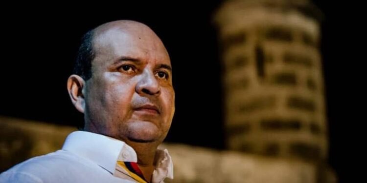 OrlvndoA's tweet photo. #ÚLTIMAHORA | El régimen secuestra de nuevo al periodista y dirigente de Voluntad Popular, Roland Carreño. 

Ya había estado 3 años secuestrado en prisión. https://t.co/zgb4K4mDqg