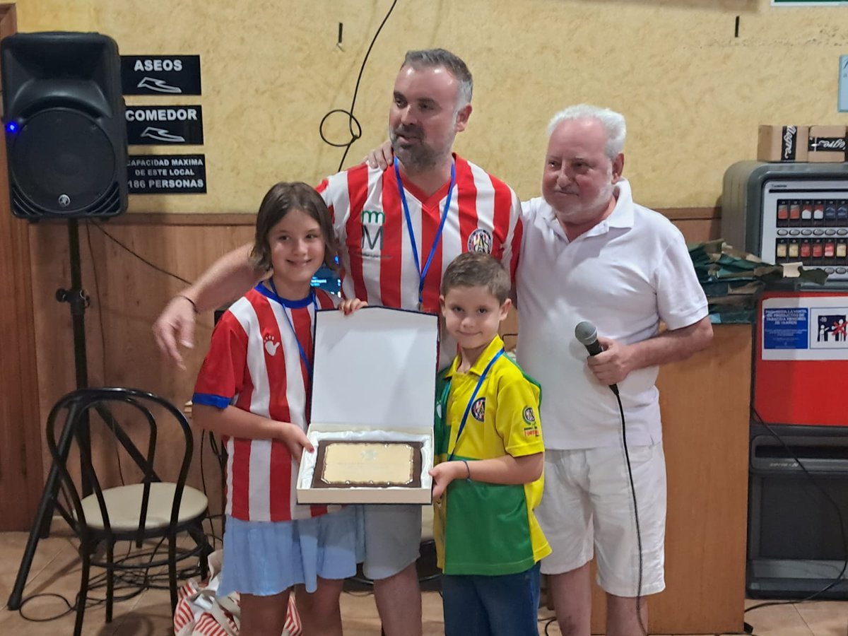 AtletideSocios's tweet photo. Dentro del IX Encuentro del Fútbol Popular, el Atlético Club de Socios ha recibido el premio en la categoría de referencia histórica del fútbol popular. Muchas gracias por reconocer la trayectoria de nuestro club desde el 2007 #futbolpopular #fasfe https://t.co/pi81P2F9Us