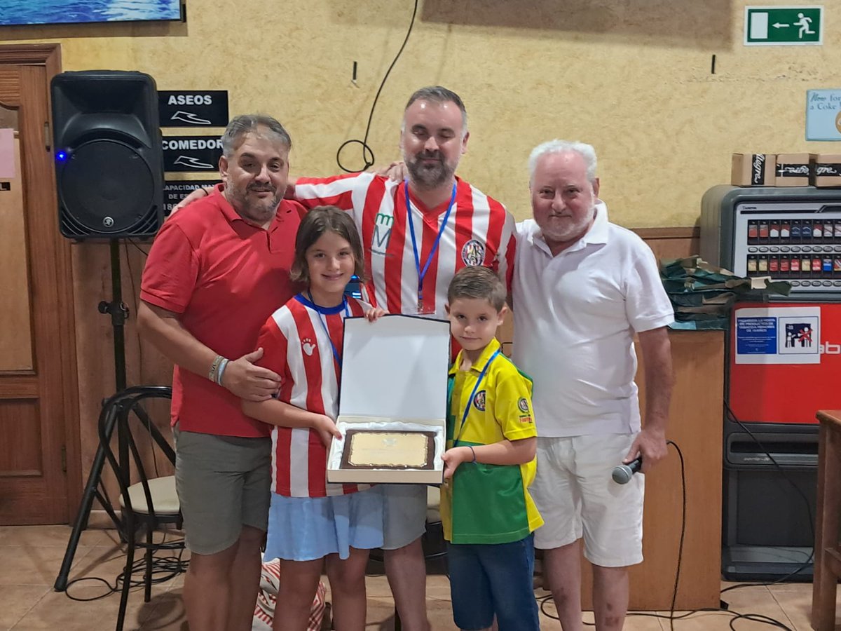 AtletideSocios's tweet photo. Dentro del IX Encuentro del Fútbol Popular, el Atlético Club de Socios ha recibido el premio en la categoría de referencia histórica del fútbol popular. Muchas gracias por reconocer la trayectoria de nuestro club desde el 2007 #futbolpopular #fasfe https://t.co/pi81P2F9Us