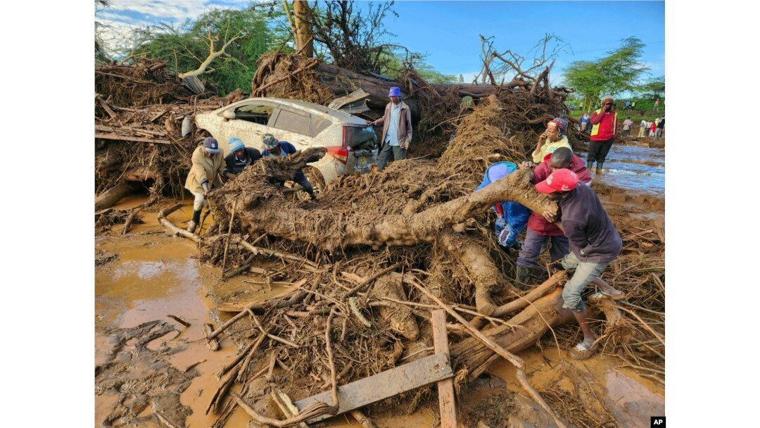 C_NyaKundiH's tweet photo. Mai Mahiu dam tragedy survivors in Naivasha are on the brink of eviction from their rented accommodations after gov't failed to honour its promise of rent payments and resettlement. https://t.co/Np8Oy4smvm