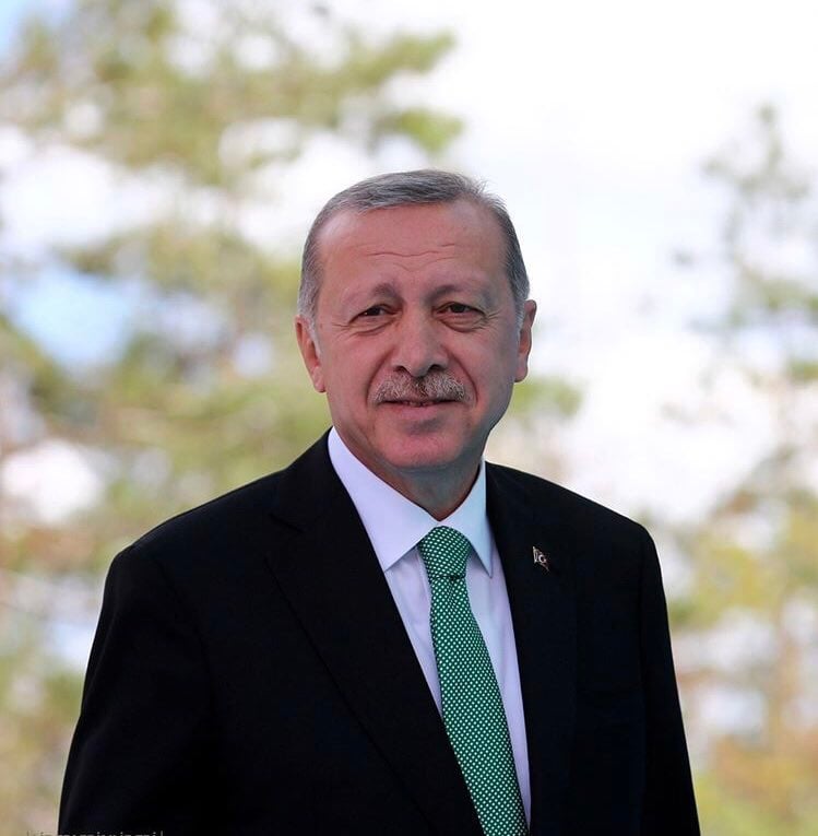 Türkiye’nin ve Cumhurbaşkanımızın duruşu, hakikati her alanda haykırışı, tarihin şan ve şerefle yazacağı bir olgudur.

Dünyaya erdemin, insan olmanın, samimiyetin ve vicdanın dersi veriyor…
Soykırımcı, katil ruh hastası Siyonistlerin bunu anlamalarını elbette beklemiyoruz.