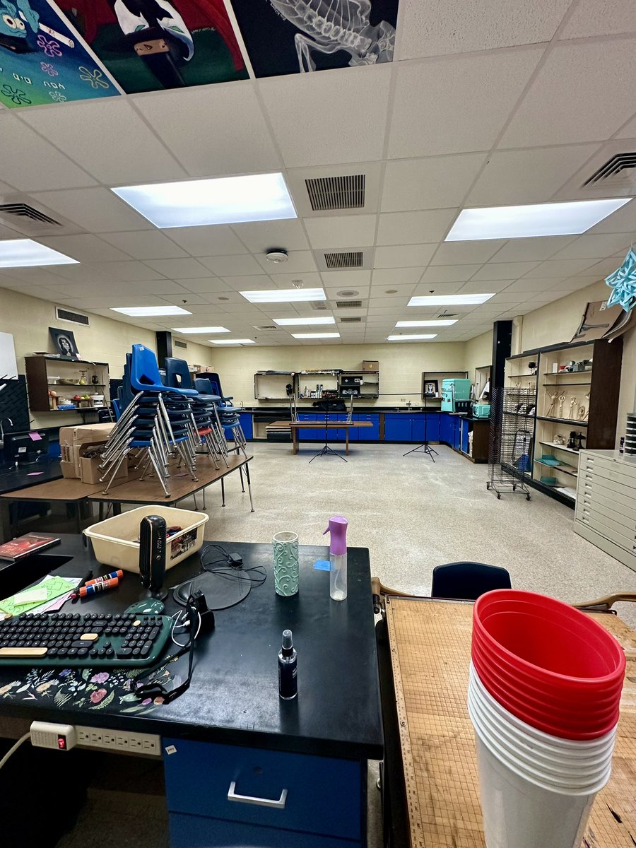 txkat1985's tweet photo. Back at work Monday. Have had zero luck with my list. Teaching photo for the first time. Cameras and computers were not provided. Also teach advanced drawing. 160 plus 9-12 graders. Going to have to see what supplies I can buy. I’m desperate. #clearthelist https://t.co/iSjvCKN1e6 https://t.co/hbf8JEX1Au