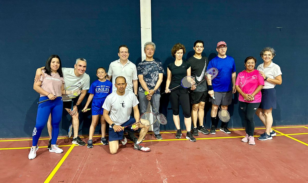 ADenHonduras's tweet photo. Promoviendo la práctica del deporte con el apoyo de Carlos Dávila, instructor de badminton.  Miembros del Cuerpo Diplomático acreditado en Honduras participando en una clase demostrativa de este deporte.   🏸🏸 https://t.co/gkKsDlyg3b
