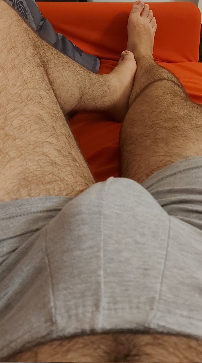 Esiste qualche cagna che fa il suo dovere e omaggia mentre io mi rilasso sul divano🤑🤑 #master #findom